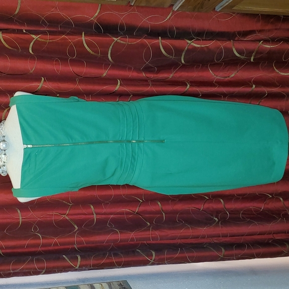 Green Form Fitting Dress - Picture 4 of 7